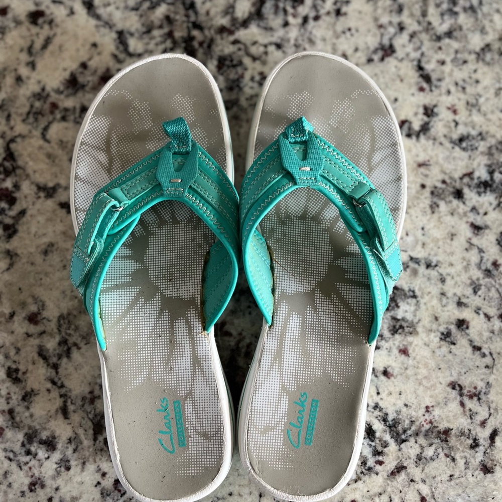 Clarks size 9 Aqua Sandals
